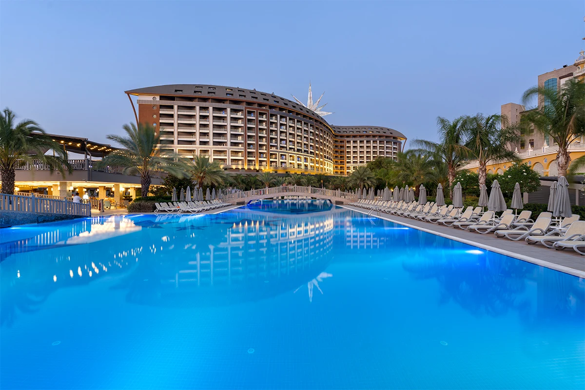 Royal Seginus Hotel'in havuzları ve otel binasının görünümü